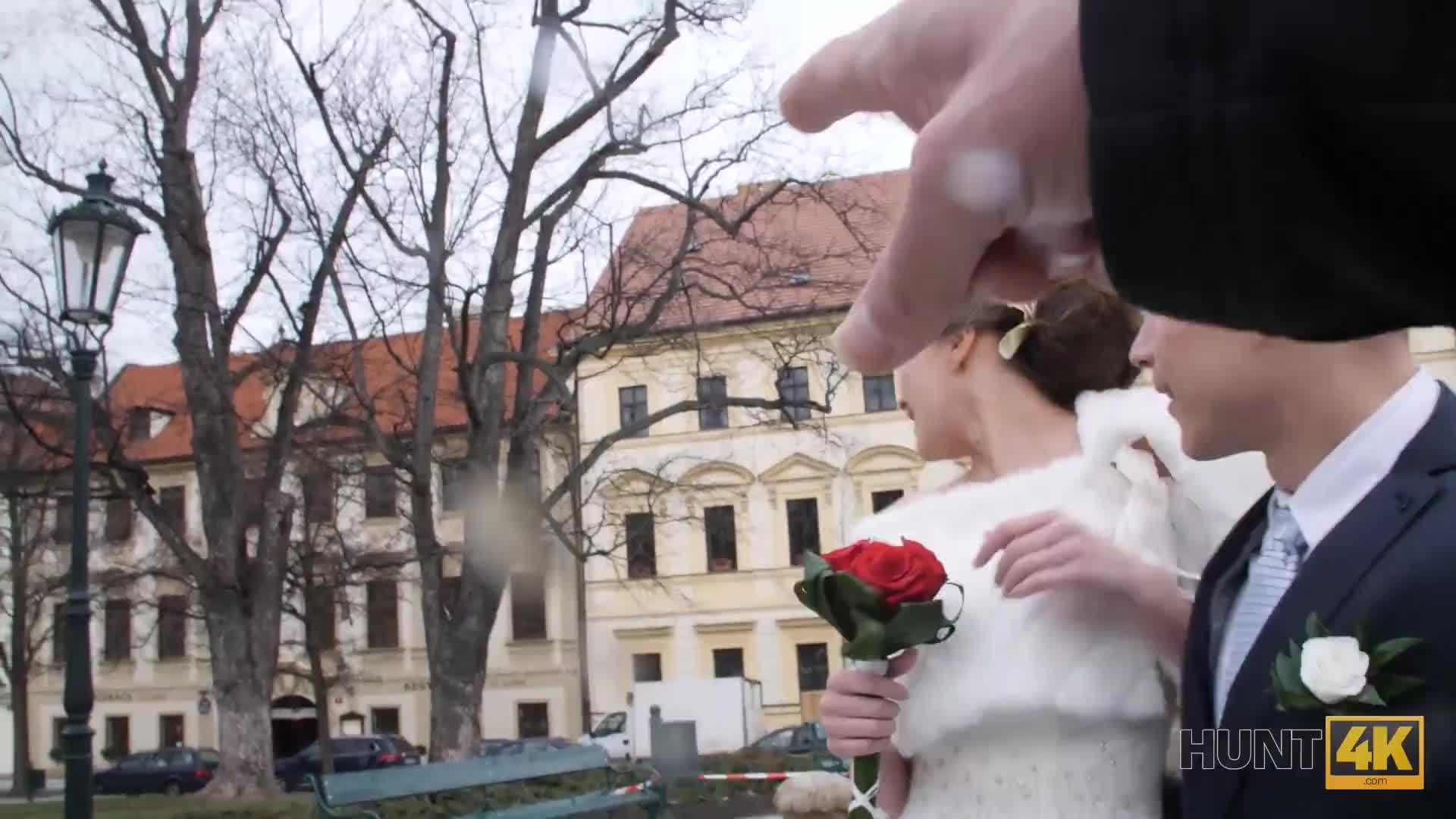 Cô dâu vụng trộm với trai ngay trước mặt ông chồng mới cưới