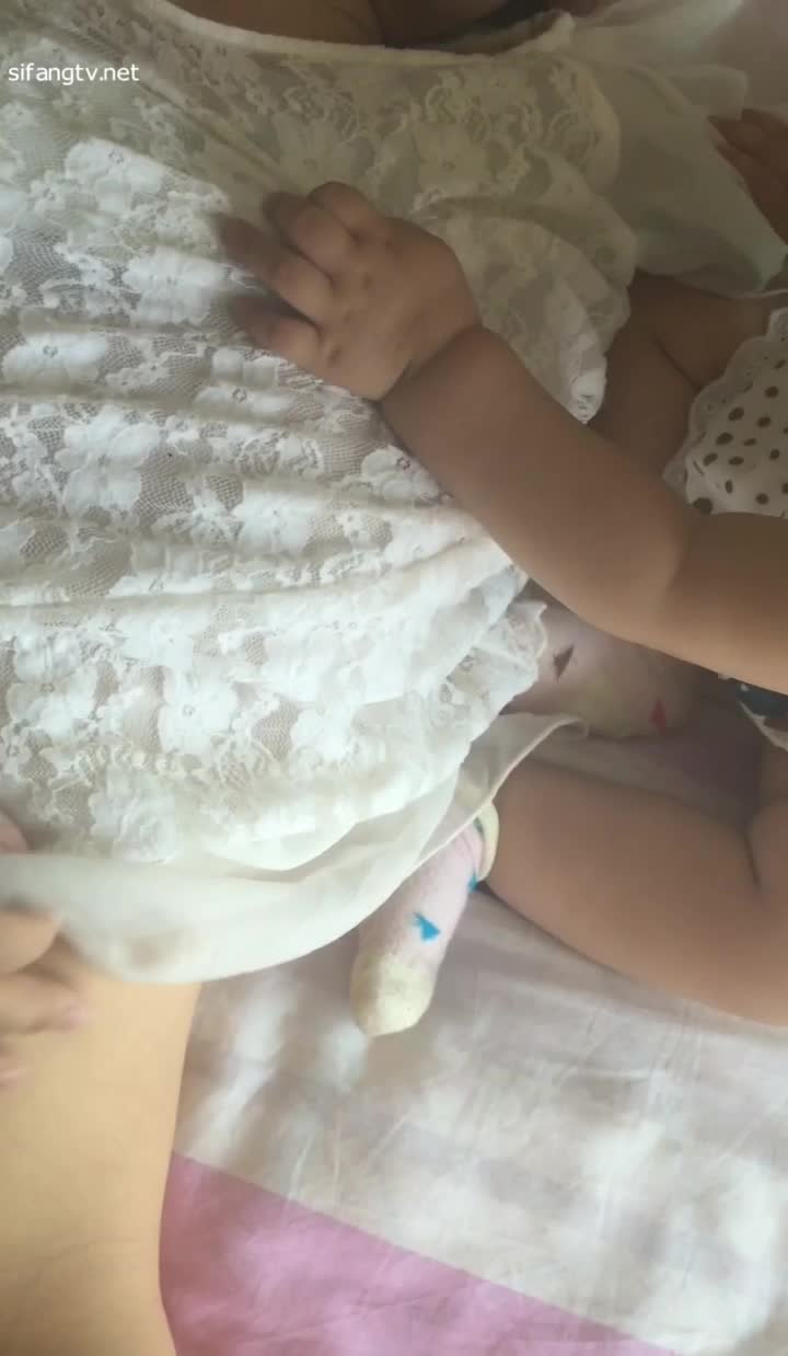 Anh ông xã bệnh hoạn xoạc cô vợ trước mặt con nhỏ