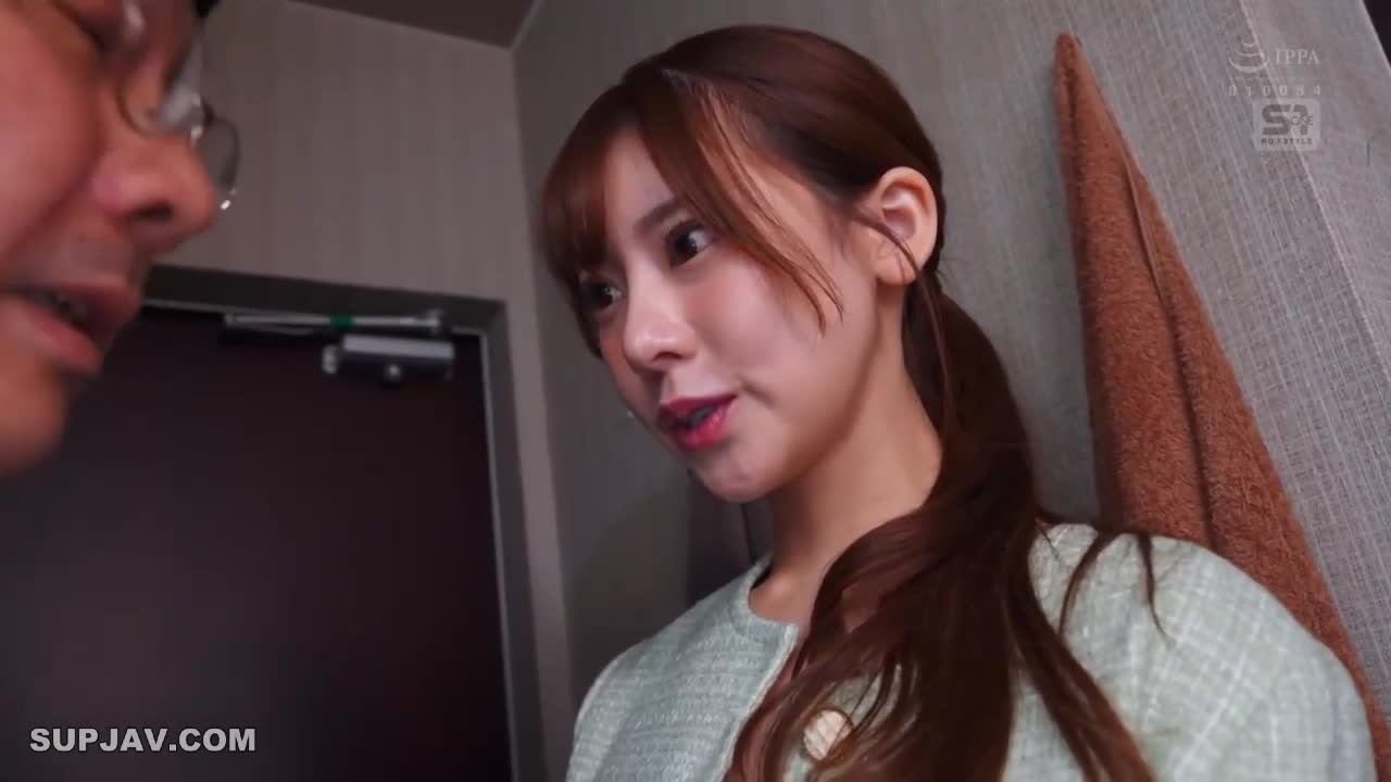 Vì công việc, nữ mc phải phỏng vấn một võ sĩ quyền anh ở nhà nghỉ và cái kết